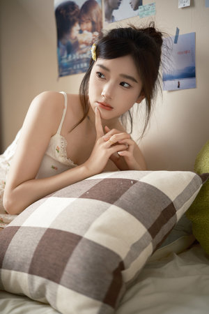 男人扒开女人的乳罩吃奶