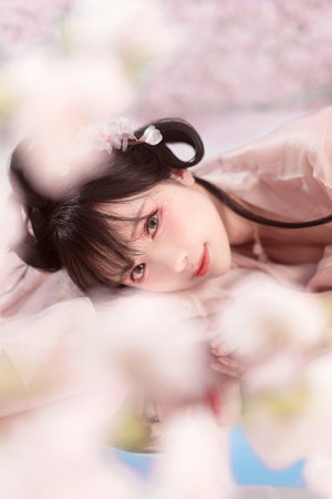 男子扒开美女的私处舔