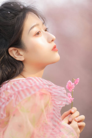 球胜狼顶到喜羊羊里面